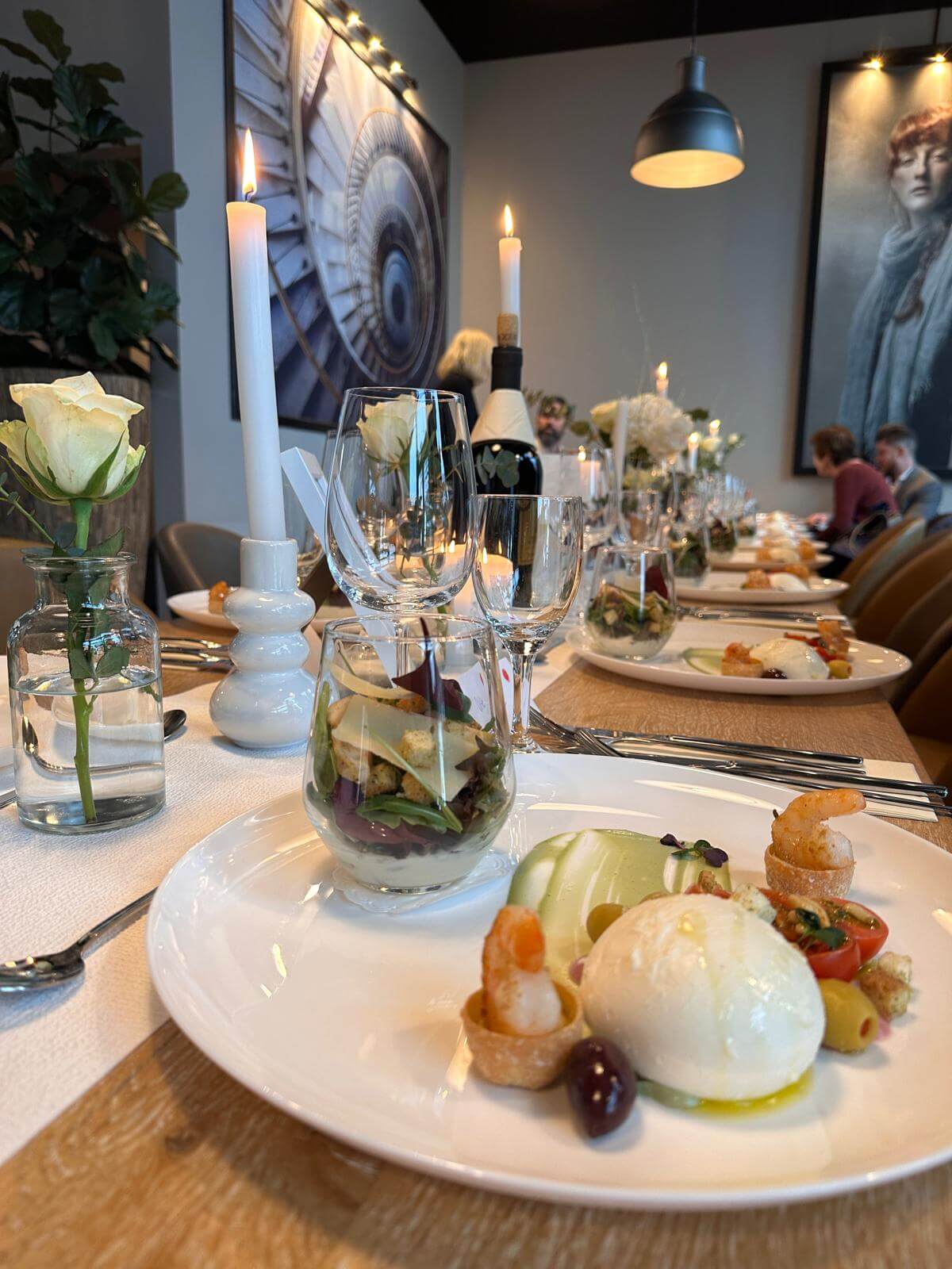 il_Pomodoro-gedeckter_Tisch_Feier Ein gedeckter Tisch mit einem Dessert im il Pomodoro Langenfeld (Rheinland)