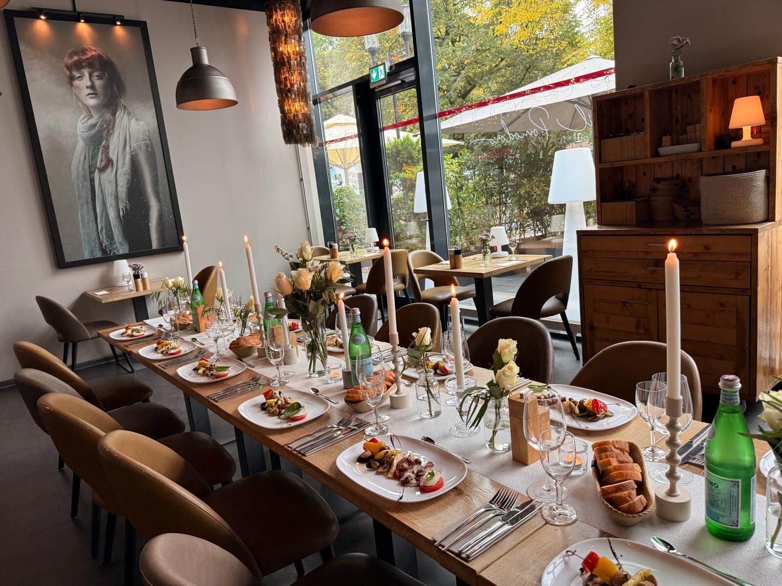 il_Pomodoro-gedeckter_Tisch_fuer_eine_Feier Ein gedeckter Tisch im il Pomodoro für ein Event